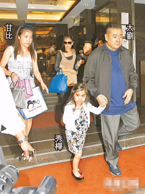 女大十八變!劉鑾雄甘比13歲女兒罕曬自拍,長相大氣超高顏值搶眼