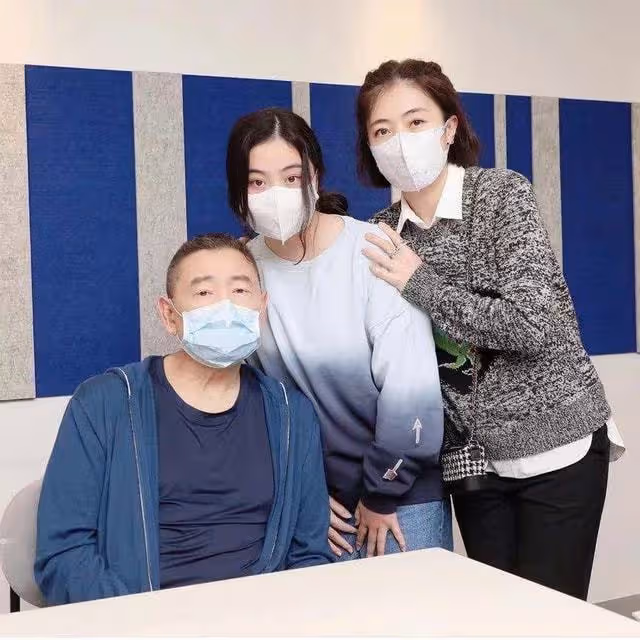 女大十八變!劉鑾雄甘比13歲女兒罕曬自拍,長相大氣超高顏值搶眼