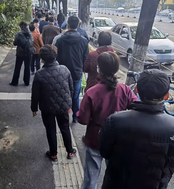 孟非被拉去街邊做核酸,當上小隊長四處拍照,發文炫耀難掩自豪