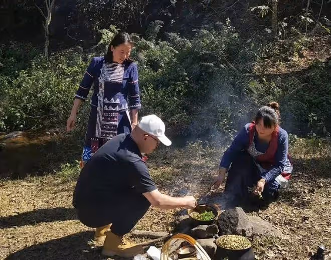 孟非被拉去街邊做核酸，當上小隊長四處拍照，發文炫耀難掩自豪