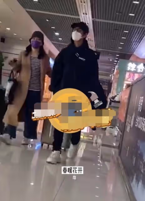 明星扎堆外出旅遊:陳坤遮擋嚴實、喬欣花枝招展,劉詩詩笑容滿面