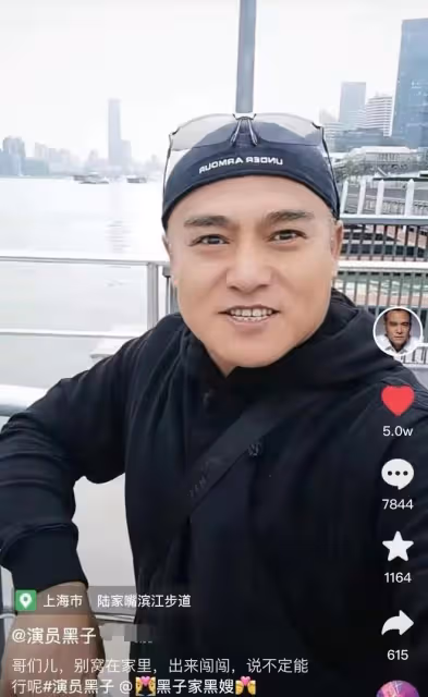 明星扎堆外出旅遊:陳坤遮擋嚴實、喬欣花枝招展,劉詩詩笑容滿面