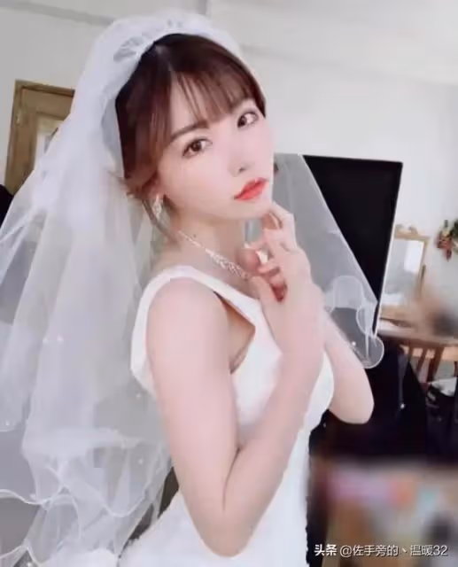 性感百變的人造無冕之王—Eimi