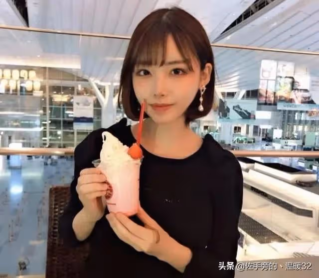 性感百變的人造無冕之王—Eimi