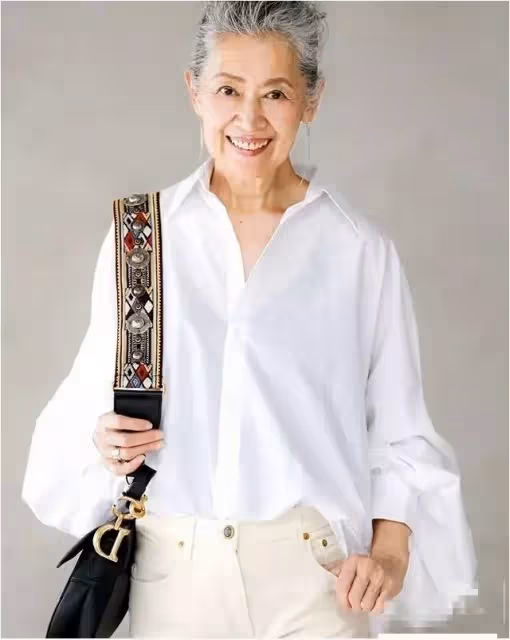 年過70也很美！奶奶擁9萬粉絲「大方曬出白髮皺紋」　氣質藏不住「穿搭時髦又優雅」網讚：心態超年輕