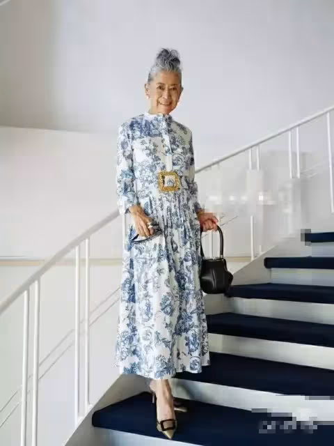 年過70也很美！奶奶擁9萬粉絲「大方曬出白髮皺紋」　氣質藏不住「穿搭時髦又優雅」網讚：心態超年輕