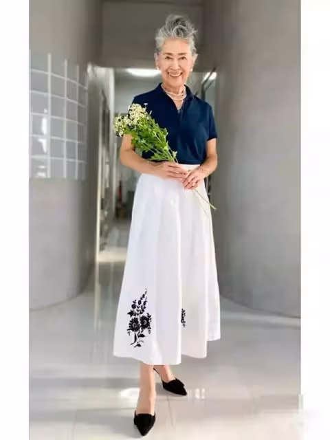 年過70也很美！奶奶擁9萬粉絲「大方曬出白髮皺紋」　氣質藏不住「穿搭時髦又優雅」網讚：心態超年輕