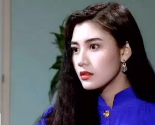 李嘉欣姐姐：相貌平平手段不輸妹妹，挺孕肚擠走原配，嫁十億富豪！