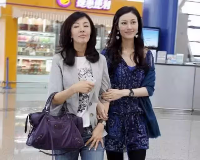 李嘉欣姐姐：相貌平平手段不輸妹妹，挺孕肚擠走原配，嫁十億富豪！