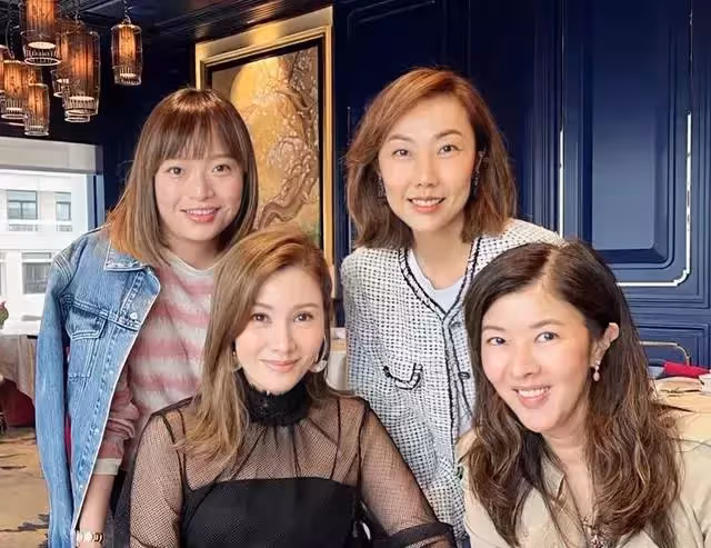 李嘉欣姐姐：相貌平平手段不輸妹妹，挺孕肚擠走原配，嫁十億富豪！