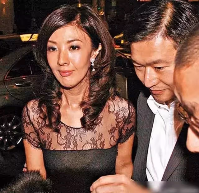李嘉欣姐姐：相貌平平手段不輸妹妹，挺孕肚擠走原配，嫁十億富豪！