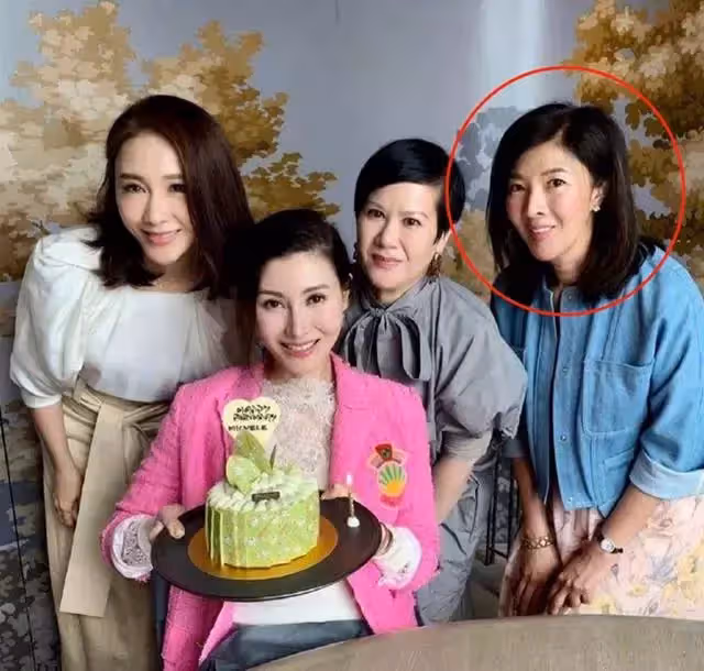李嘉欣姐姐：相貌平平手段不輸妹妹，挺孕肚擠走原配，嫁十億富豪！