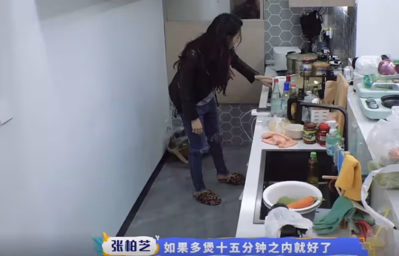 張柏芝上海豪宅首曝光，廚房雜亂好真實，用公主床單少女心滿滿，滿屋都是公主風，直言：我不差錢！