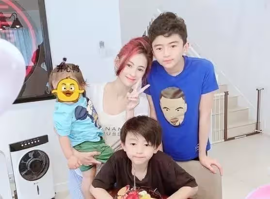 張柏芝上海豪宅首曝光，廚房雜亂好真實，用公主床單少女心滿滿，滿屋都是公主風，直言：我不差錢！