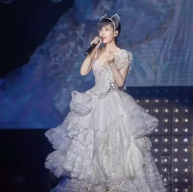 丈夫緋聞不斷！玉女掌門人與偷腥男友「分手7天後復合閃婚」　結婚「多年不生子」今53歲活成少女
