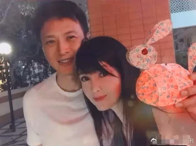丈夫緋聞不斷！玉女掌門人與偷腥男友「分手7天後復合閃婚」　結婚「多年不生子」今53歲活成少女