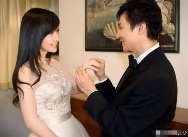 丈夫緋聞不斷！玉女掌門人與偷腥男友「分手7天後復合閃婚」　結婚「多年不生子」今53歲活成少女