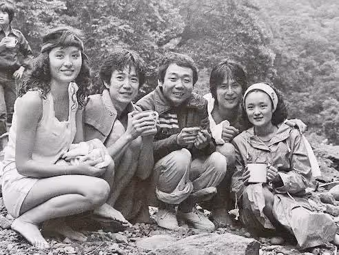 認識超過45年!譚艾珍突PO黑白照「嘆5人走了2人」好唏噓 懷念大家「見面絕不客氣」相處像家人