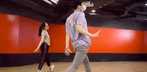 伊能靜兒子再穿深V裝,吞雲吐霧盡顯嫵媚,與外國辣妹合照似姐妹