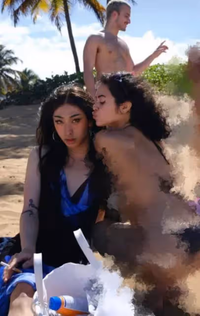 伊能靜兒子再穿深V裝,吞雲吐霧盡顯嫵媚,與外國辣妹合照似姐妹