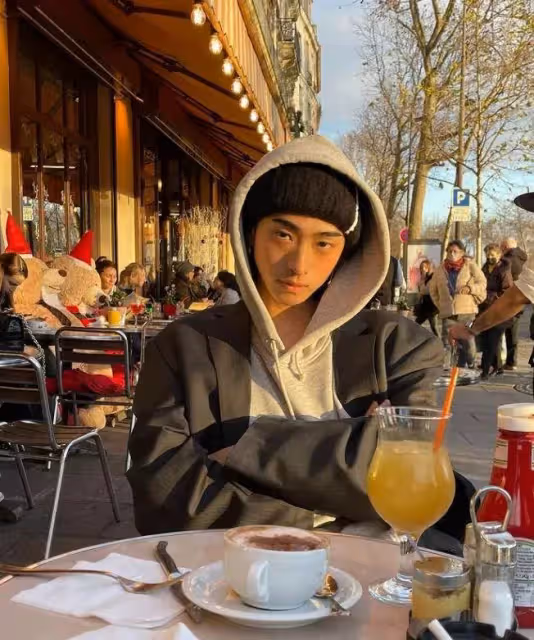 伊能靜兒子再穿深V裝,吞雲吐霧盡顯嫵媚,與外國辣妹合照似姐妹