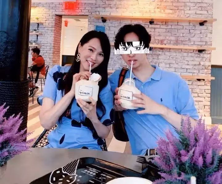 伊能靜兒子再穿深V裝,吞雲吐霧盡顯嫵媚,與外國辣妹合照似姐妹