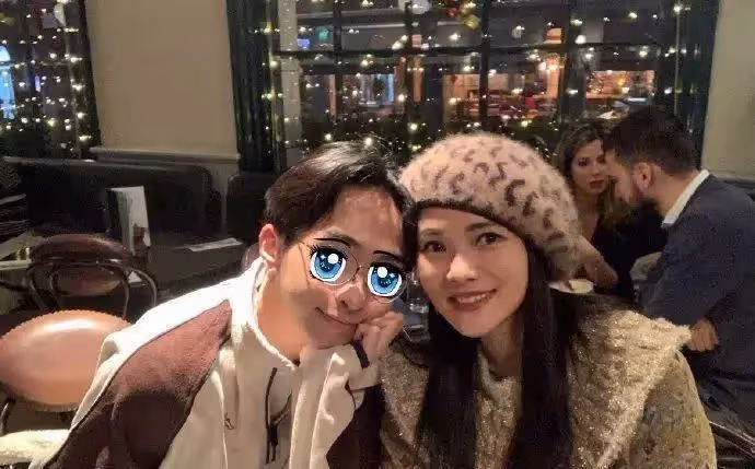 伊能靜兒子再穿深V裝,吞雲吐霧盡顯嫵媚,與外國辣妹合照似姐妹