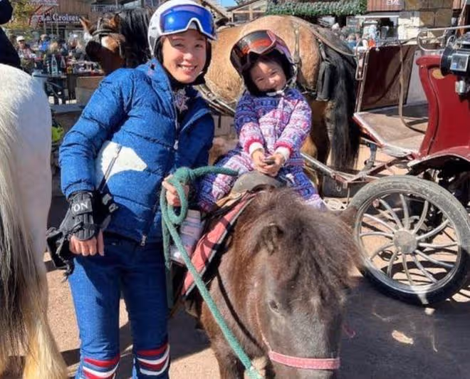 百億闊太李美慧確診,康復後全家到國外旅遊,大25歲老公老當益壯
