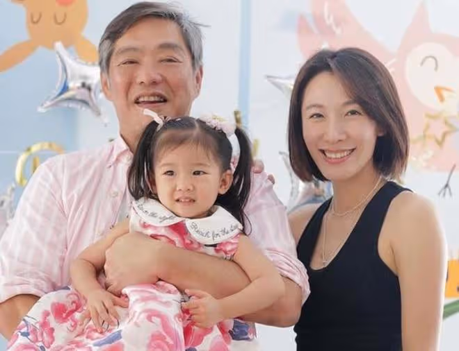 百億闊太李美慧確診,康復後全家到國外旅遊,大25歲老公老當益壯