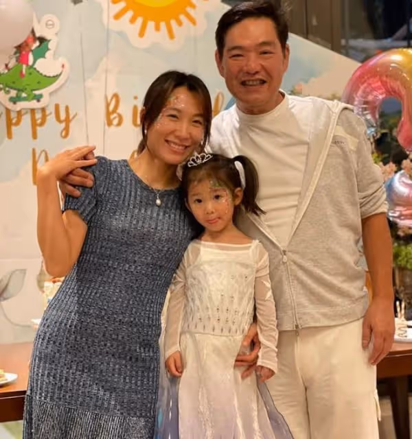 百億闊太李美慧確診，康復後全家到國外旅遊，大25歲老公老當益壯