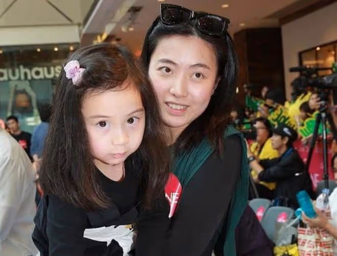 甘比13歲女兒近況,減肥成功顏值提升,對異母哥哥再婚沒公開表態