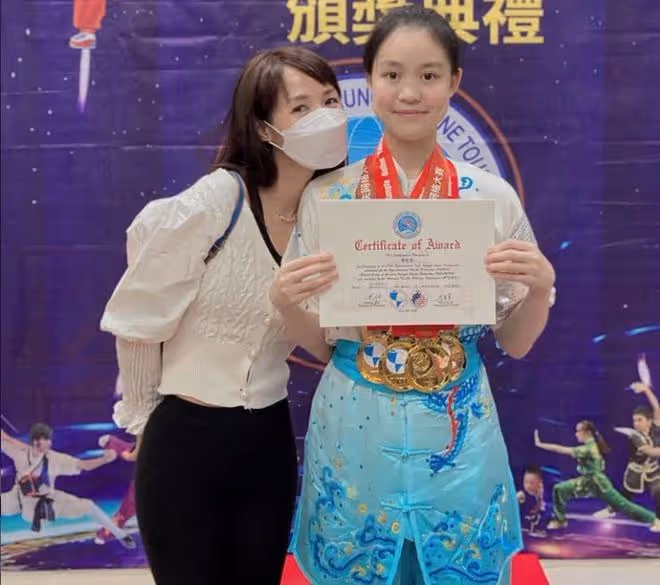 甘比13歲女兒近況,減肥成功顏值提升,對異母哥哥再婚沒公開表態