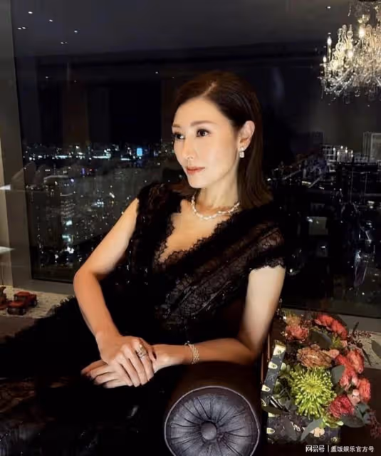 51歲李嘉欣罕曬素顏照,嘴唇發紫毛孔粗大,倆月前緊急住院險喪命