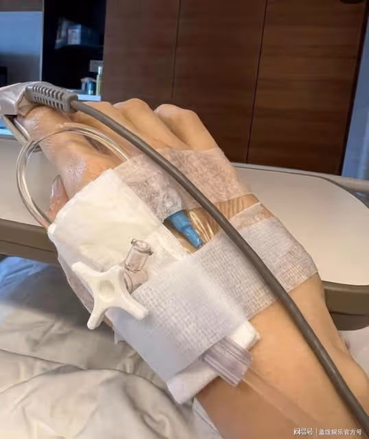 51歲李嘉欣罕曬素顏照,嘴唇發紫毛孔粗大,倆月前緊急住院險喪命