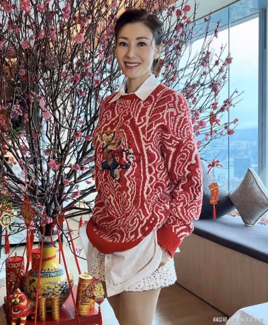 51歲李嘉欣罕曬素顏照,嘴唇發紫毛孔粗大,倆月前緊急住院險喪命
