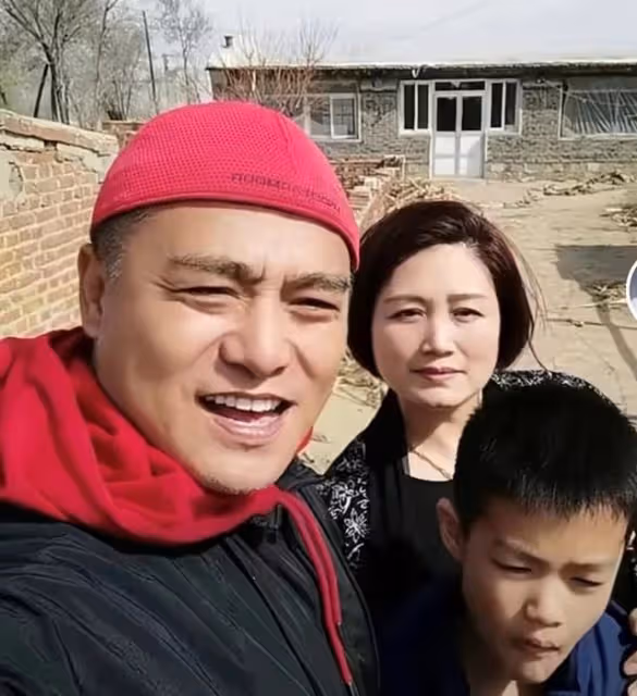 演員黑子小區內當志願者，意外暴露豪宅位置，一平米價格高達12萬
