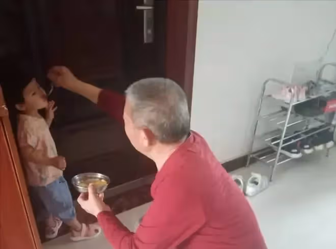 67歲超高齡產婦不顧兒女反對生下女兒，當初的預測，如今都應驗了