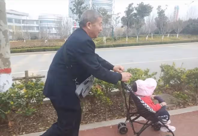 67歲超高齡產婦不顧兒女反對生下女兒，當初的預測，如今都應驗了