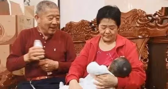 67歲超高齡產婦不顧兒女反對生下女兒，當初的預測，如今都應驗了