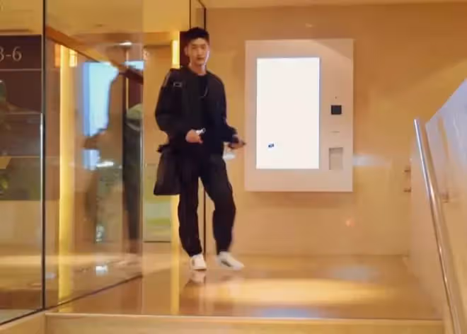 張翰生活中就這麼帥？坐上駕駛艙墨鏡一戴，頗有黑客帝國男主感覺
