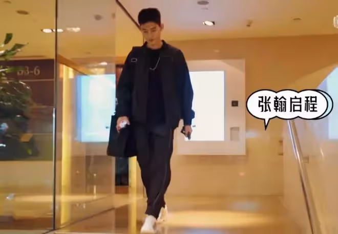 張翰生活中就這麼帥？坐上駕駛艙墨鏡一戴，頗有黑客帝國男主感覺