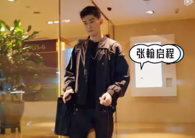 張翰生活中就這麼帥？坐上駕駛艙墨鏡一戴，頗有黑客帝國男主感覺
