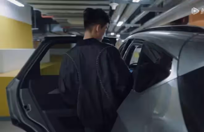 張翰生活中就這麼帥？坐上駕駛艙墨鏡一戴，頗有黑客帝國男主感覺