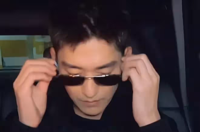 張翰生活中就這麼帥？坐上駕駛艙墨鏡一戴，頗有黑客帝國男主感覺