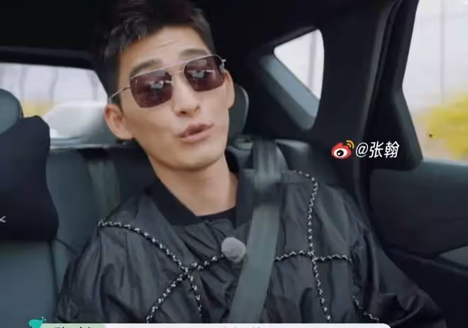 張翰生活中就這麼帥？坐上駕駛艙墨鏡一戴，頗有黑客帝國男主感覺