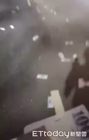 騎車發現滿地千元鈔!外送員沿路「撿157萬送警局」一毛不少 失主感動「送上滿滿謝禮」他開心喊:很知足