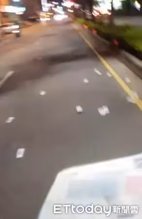 騎車發現滿地千元鈔!外送員沿路「撿157萬送警局」一毛不少 失主感動「送上滿滿謝禮」他開心喊:很知足