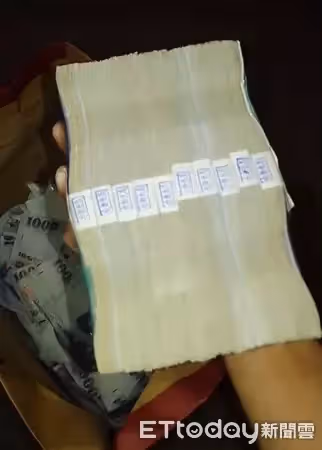 騎車發現滿地千元鈔!外送員沿路「撿157萬送警局」一毛不少 失主感動「送上滿滿謝禮」他開心喊:很知足