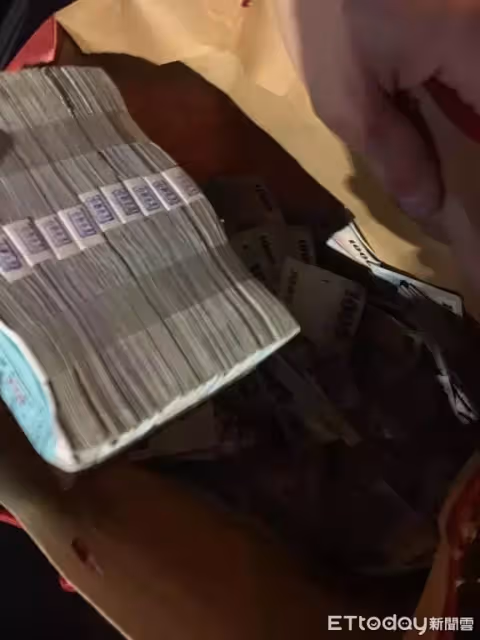騎車發現滿地千元鈔!外送員沿路「撿157萬送警局」一毛不少 失主感動「送上滿滿謝禮」他開心喊:很知足