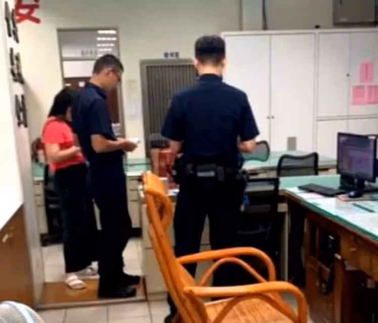 騎車發現滿地千元鈔!外送員沿路「撿157萬送警局」一毛不少 失主感動「送上滿滿謝禮」他開心喊:很知足